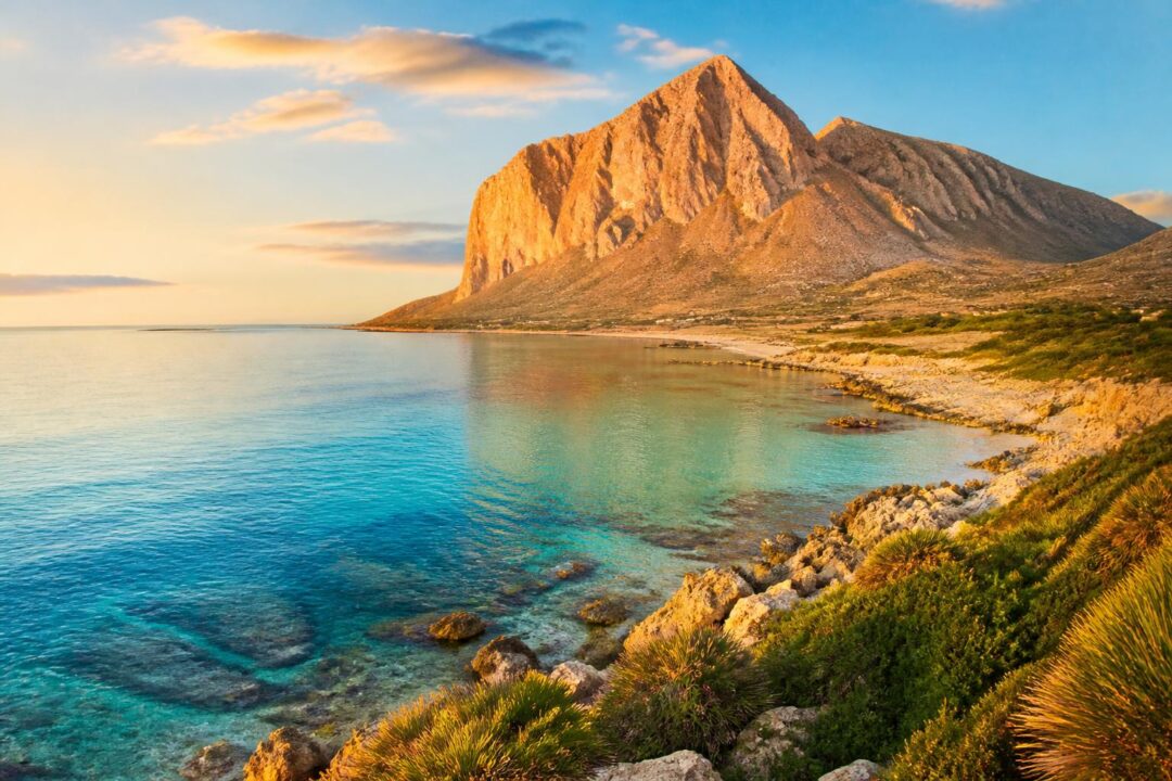 scopri cosa vedere in un weekend alla baia di cornino e al monte cofano: splendidi paesaggi, natura incontaminata e itinerari perfetti per una breve fuga.