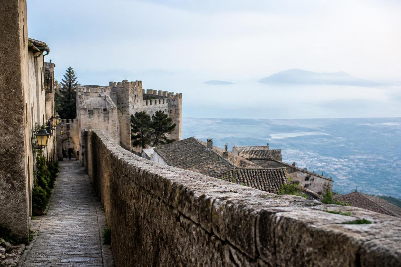 scopri come visitare erice in un giorno con un itinerario perfetto che ti porta attraverso il borgo medievale, panorami mozzafiato e le pasticcerie storiche più deliziose.